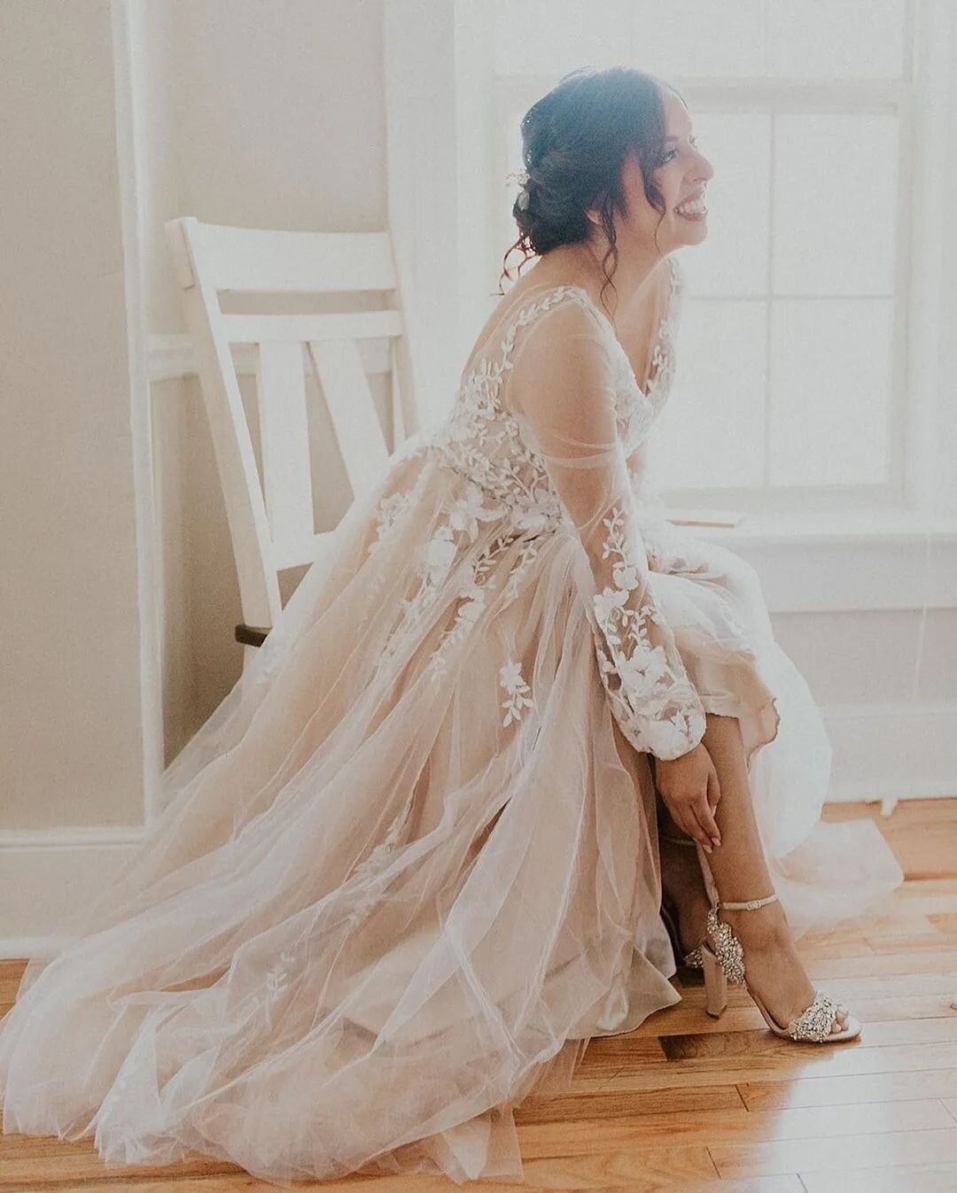 Happy Anniversary to one of the sweetest #butterflybrides @nathaly_lefevre! She started the trend in our shop of #willowbysaros being a favorite among our brides!